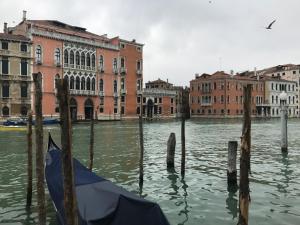 ヴェネツィアにあるPalazzo Grassi and Accademia Bridge superb Houseの建物前の水上船