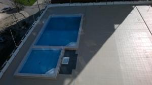 an overhead view of a swimming pool on a building at Beach & Relax - Studio in Costa da Caparica