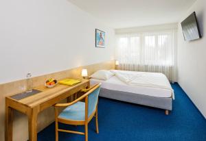 ein Hotelzimmer mit einem Bett und einem Schreibtisch in der Unterkunft Central Hotel Post in Chur + 88 Fotos