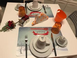 uma mesa com uma mesa de Natal com pratos e utensílios em Il Piccolo Principe em Isernia