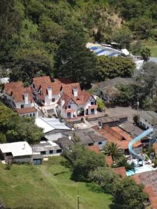 una vista aérea de una casa en Hosteria Casa Giralda, en Baños