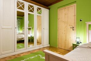 una camera da letto con pareti verdi e un letto di Apartma Angelca a Kranjska Gora