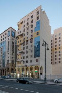 um carro estacionado em frente a um edifício em Al Mukhtara Golden em Medina