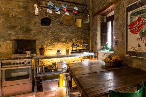 PettineoにあるDomus Sicily - Casa Nelle Terre di Mezzoのキッチン(木製テーブル、コンロ付)