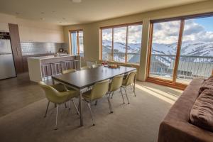 cocina y comedor con mesa y sillas en Absollut, en Monte Hotham