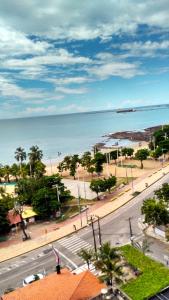 uma vista para uma rua com uma praia e o oceano em Apartamento Studio 806 em Fortaleza