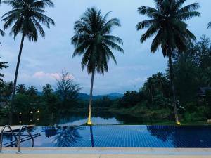Bazén v ubytování Khao Lak Golden Coconut nebo v jeho okolí