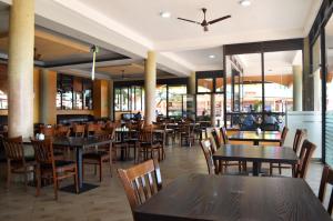 A restaurant or other place to eat at Igar Plaza Hotel