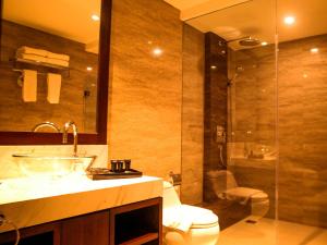 حمام في The Nest Hotel Nusa Dua