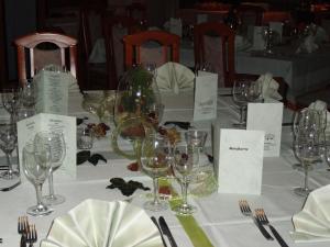 een tafel met wijnglazen en servetten erop bij Hotel Cappuccino in Elze