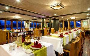 Restaurace v ubytování Halong Glory Legend Cruise
