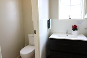 A bathroom at Boundary Court Motor Inn
