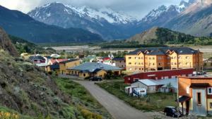 un piccolo villaggio con montagne sullo sfondo di Hosteria Koonek a El Chalten