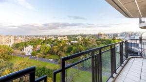 Uma varanda ou terraço em Avani Metropolis Auckland Residences