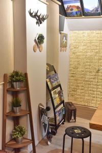 una habitación con un monopatín y una estantería con plantas en 123 Cheers Hostel, en Hualien City