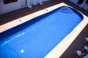 einen großen Pool mit Stühlen in einem Zimmer in der Unterkunft "Best View Hotel & Apartments" in Nadi