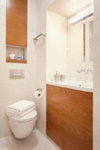een badkamer met toilet en wastafel bij Świętojańska Old Town Deluxe Apartament by BookingHost in Warschau
