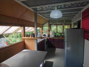 哈皮蒂的住宿－JUSTMOOREA Location Haapiti，厨房配有冰箱和台面