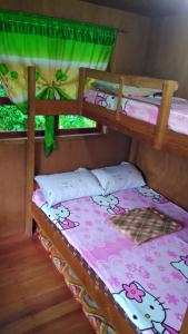 מיטה או מיטות קומותיים בחדר ב-Batad Lhorens Inn and Restaurant