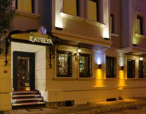 un edificio blanco y amarillo con un letrero. en Katelya Hotel en Estambul