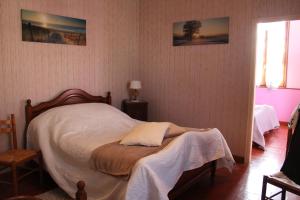 - une chambre avec un lit et une couverture dans l'établissement le balcon du parc, à Laubressel