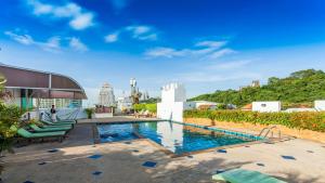 basen na dachu budynku w obiekcie Tara Court Hotel w Pattaya South
