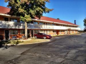 een rode auto geparkeerd voor een gebouw bij Americas Best Value Inn and Suites Little Rock in Little Rock