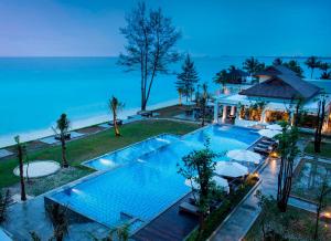 منظر المسبح في Hotel Santika Premiere Beach Resort Belitung او بالجوار