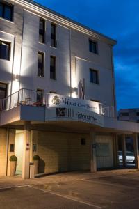ein Gebäude mit einem Schild, das das Hotel vergleicht in der Unterkunft Hotel Corte Business in Cavriago