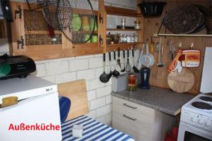 マルヒョーにあるFerienwohnung Malchow SEE 7231のキッチン(カウンター、調理器具付)