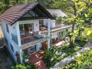 una vista aérea de una casa con balcón en Le Forest Resort en Phu Quoc