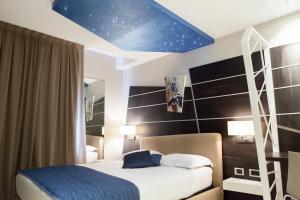 sypialnia z łóżkiem i niebieskim sufitem w obiekcie Hotel Villa d'Elsa w mieście Juan-les-Pins