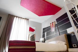 a bedroom with a bed and a red ceiling at Hotel Villa d'Elsa in Juan-les-Pins