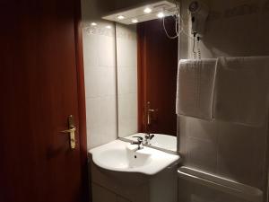 W łazience znajduje się umywalka i lustro. w obiekcie La Dolce Vita Rome Ciampino w Ciampino