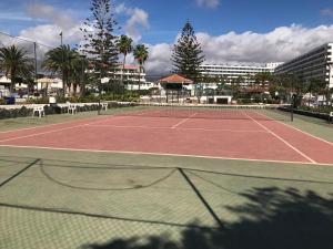 Tennistä tai squashia majoituspaikan Villa Mateo alueella tai lähistöllä