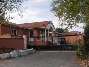 una casa con una puerta delante de ella en Hostellerie Del Matin Calme, en Montverdun