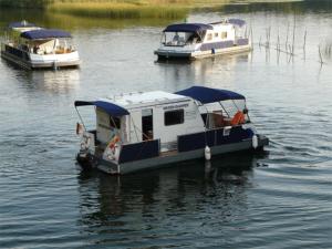 Gallery image of Hausboot _Wassercamper_ SCHW 930 in Verchen