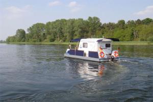 VerchenにあるHausboot _Wassercamper_ SCHW 930の小舟
