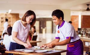 Hosté ubytování FOX Hotel Jimbaran Beach Bali + 37 fotografií