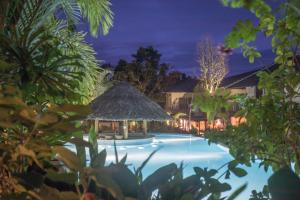 un complejo con piscina por la noche en Le Forest Resort en Phu Quoc