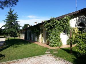 ファエンツァにあるCaterina Residenceの緑の庭のある家