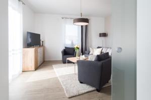 ein Wohnzimmer mit einem Sofa und einem Tisch in der Unterkunft Ferienwohnung MOSAIC in Eisenach