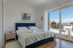 Giường trong phòng chung tại Family Villa Makarac , Perfect Getaway with Heated Pool +65 ảnh