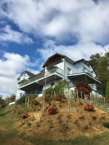 Foto dalla galleria di Les Gîtes de La Maison Bleue d'Estialescq a Estialescq