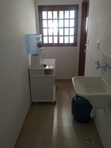 a bathroom with a sink and a toilet and a sink at Apartamento 102 no Vivendas do Serrano em Lençóis in Lençóis