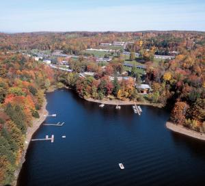 een luchtzicht op een meer met boten erin bij Cove Haven Resort in Lakeville