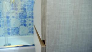 un primo piano di una finestra in un bagno di Arte & Mare a Patti Altre 51 foto