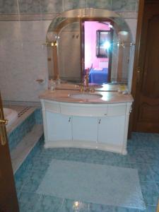 カザール・パロッコにあるB&B Villa Giovanniのバスルーム(洗面台、鏡付)