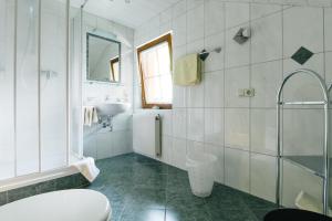 Koupelna v ubytování Gaestehaus Berger + 37 fotografií