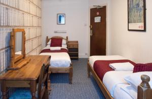 Postel nebo postele na pokoji v ubytování St Athans Hotel